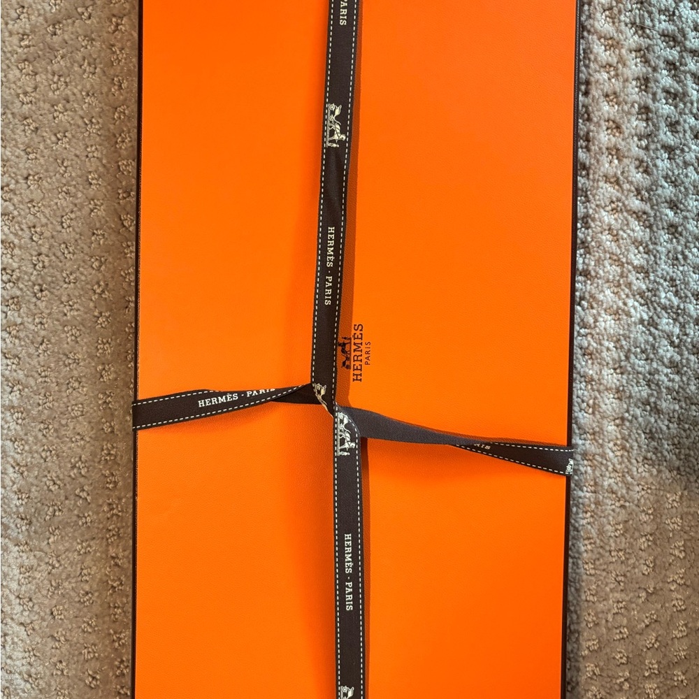 Hermes cavalier en formed shawl cashmere NWT - Picture 7 of 7